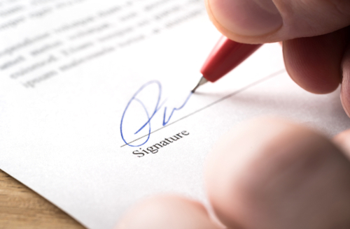 Signing,Contract,,Lease,Or,Settlement,For,Acquisition,,Apartment,Lease,,Insurance,