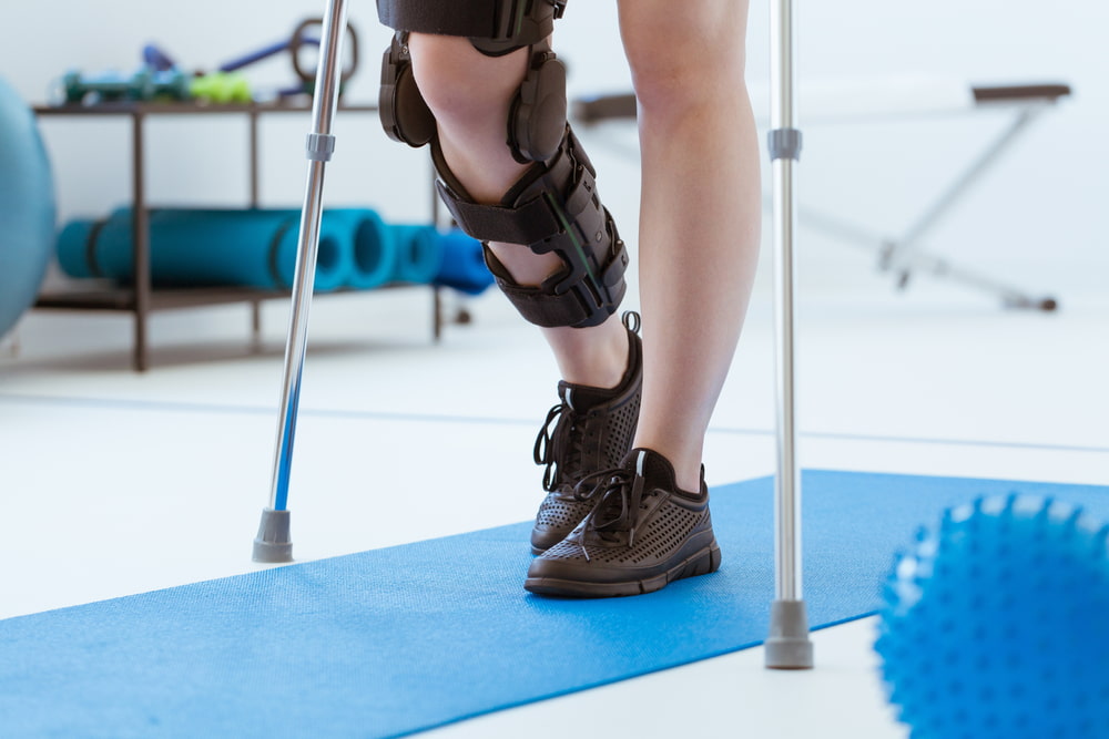 knee brace crutches physical therapy rehab